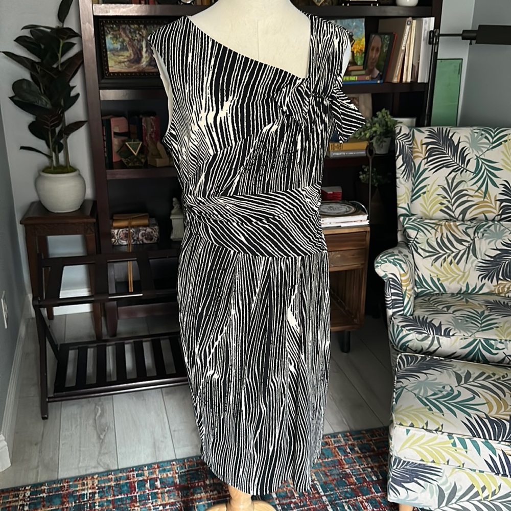 JAX sz 12 Hourglass Sleeveless Dress with Gathered Fabric Bow Black and Cream